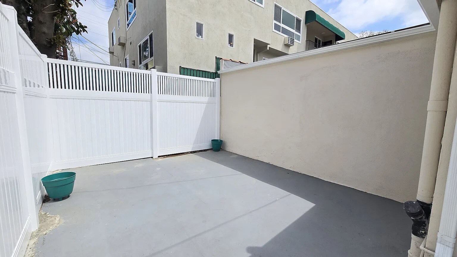 Private Patio - 1041 N Edinburgh Ave
