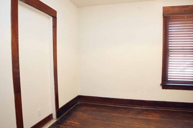 Building Photo - 637 Mathews St