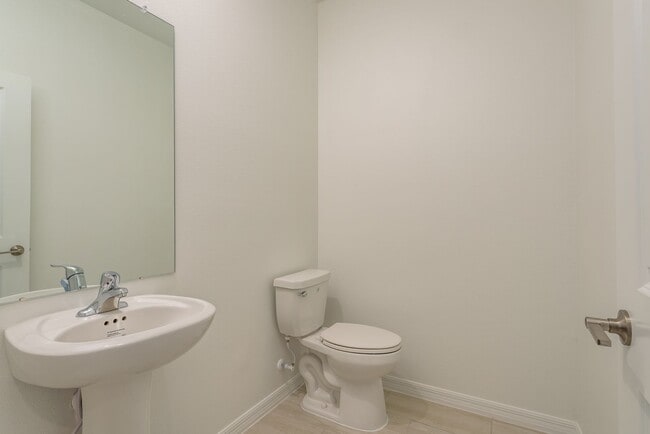 Building Photo - 18234 Pleasantview Blvd