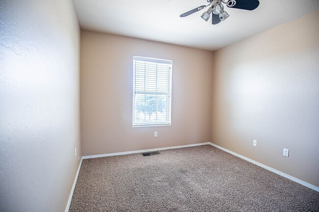 Building Photo - 4 Bedroom 3 bath Beautiful Home