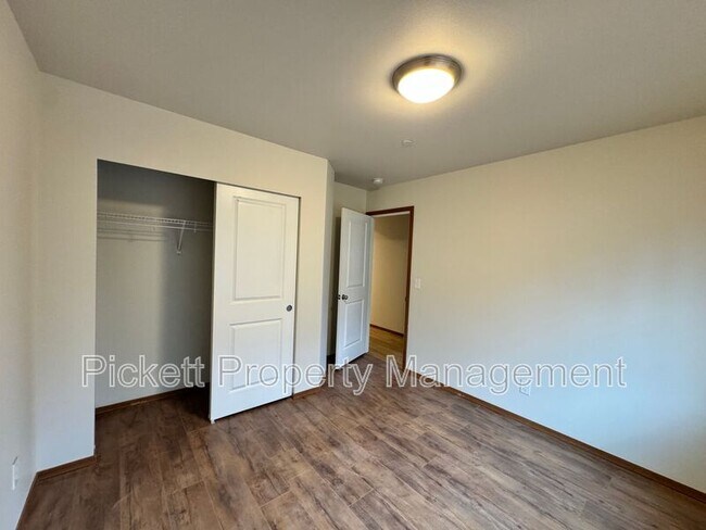 Building Photo - 2402 Seringa Ave