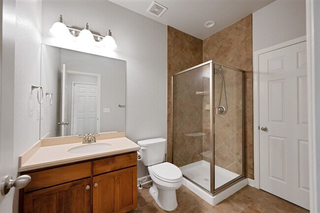 Building Photo - Spacious 5BR House in Aurora