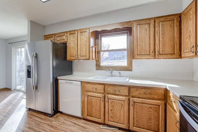 Building Photo - Conveniently Located 3 Bedroom Bellevue Home!!