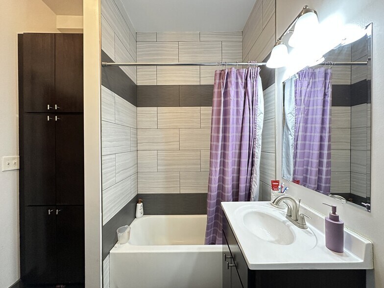 Building Photo - 5110 N Lincoln Ave