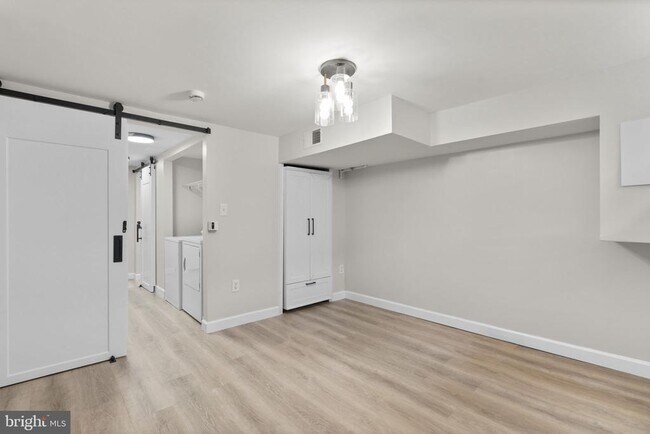 Building Photo - 112 E Randall St