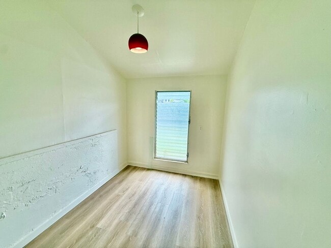 Building Photo - 4 BR/2.5 BA/4 PK/Available May 1