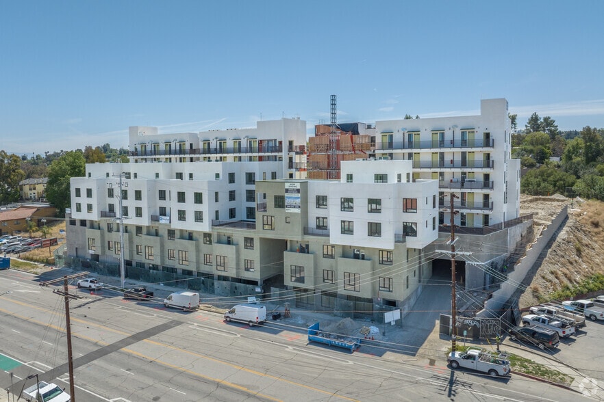 Building Photo - Woodlake Apartments