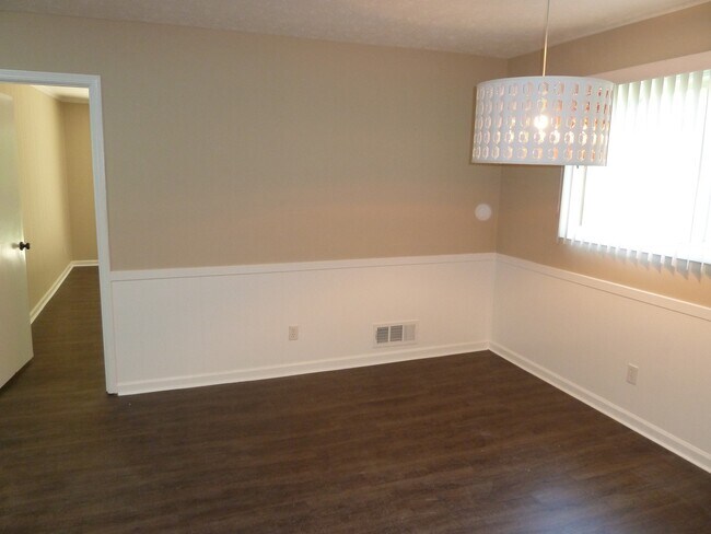 Building Photo - 3 Bed / 2.5 Bath with 2300 Square Feet!! A...