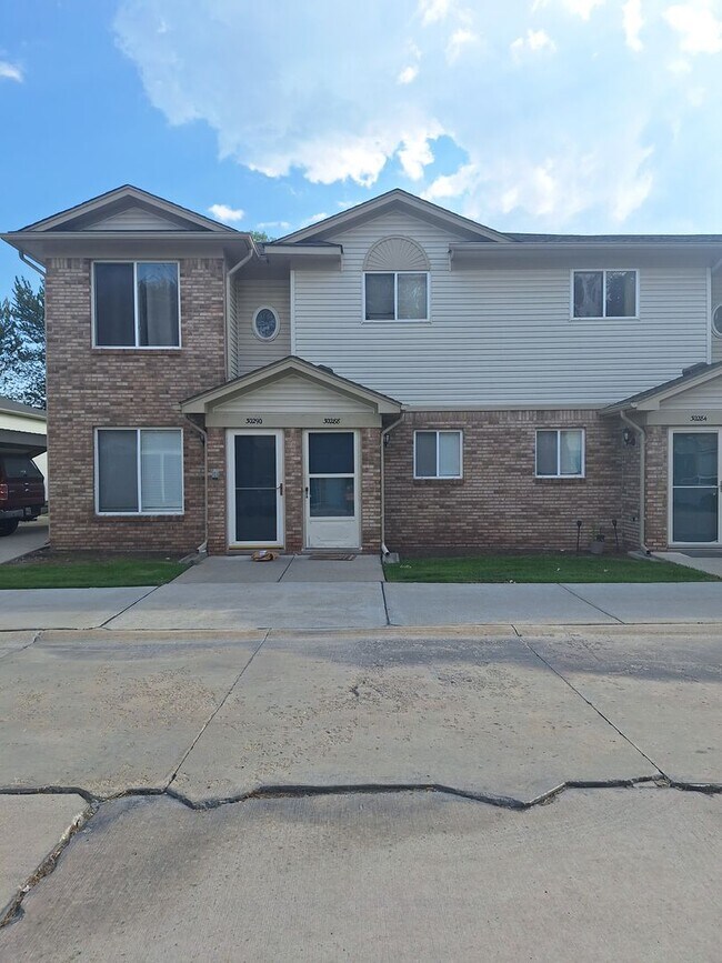 Building Photo - Enjoy condo life in this spacious ranch st...
