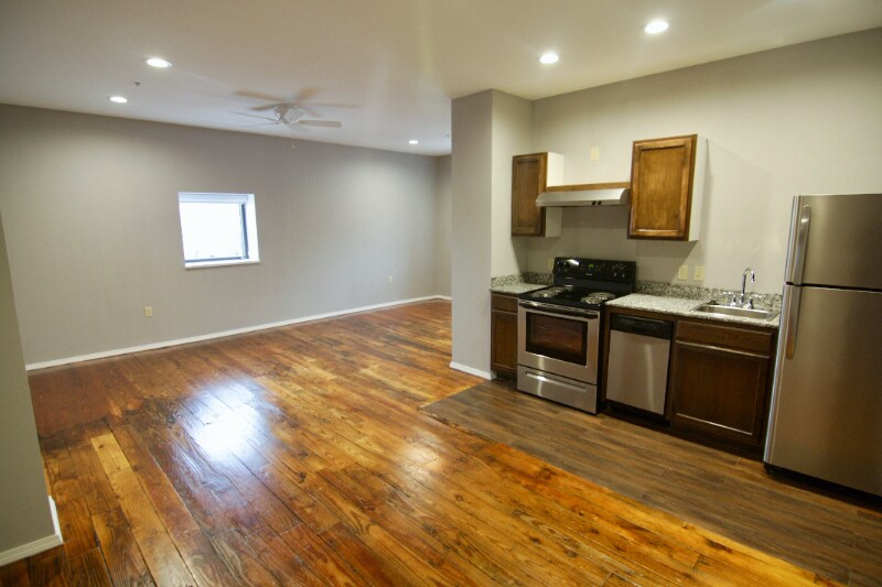 Building Photo - 1306 E 11th St