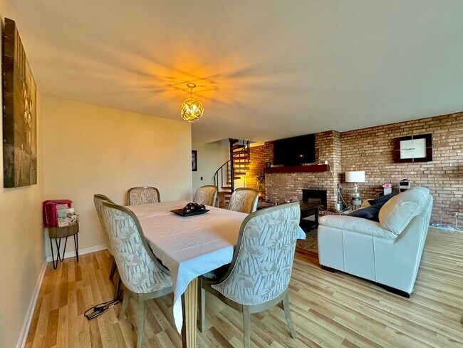 Building Photo - 5600 Hillcrest Ln