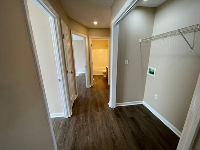 Building Photo - Large Home in Shelbyville For Rent