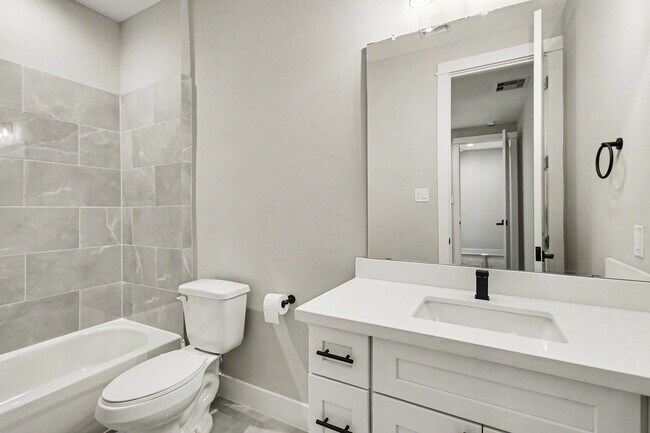 Building Photo - 825 Woodcrest Dr
