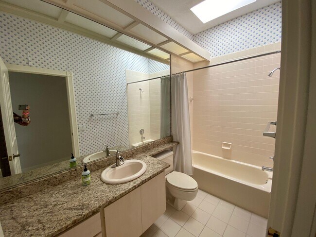 Building Photo - 511 SW Hampton Ct