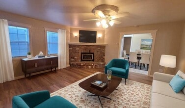 Building Photo - 643 NE Channon Ave