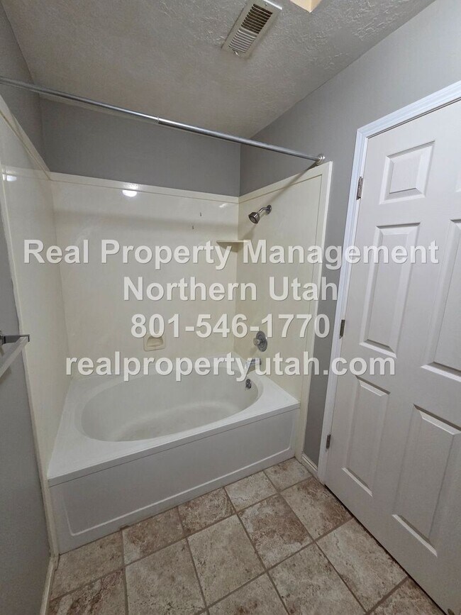 Building Photo - Top Floor 2 Bed 2 Bath Clearfield Condo Available!