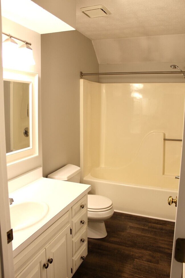 Building Photo - 736 Woodland Dr