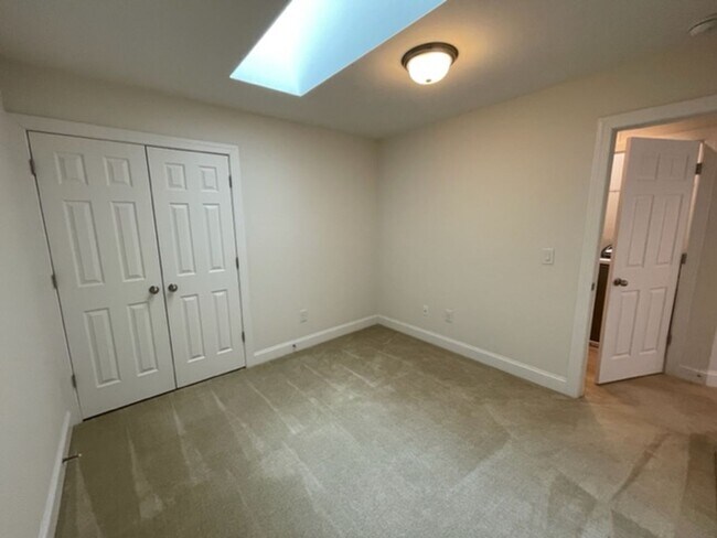 Building Photo - Townhouse / Burlington