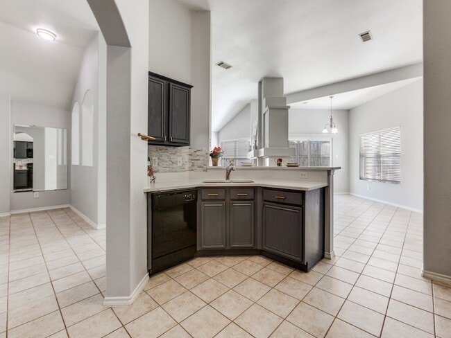 Building Photo - 1305 Greenbriar Ln