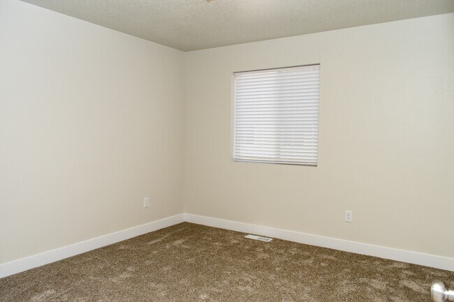 Building Photo - 144 W 425 N