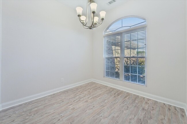 Building Photo - AVAILABLE NOW! (Pet Friendly)