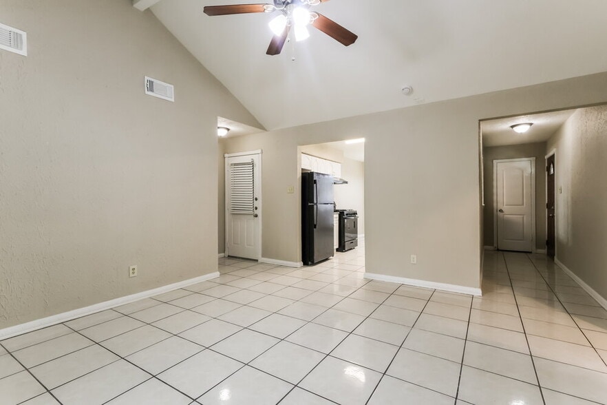 Building Photo - 2007 Deerhurst Ln