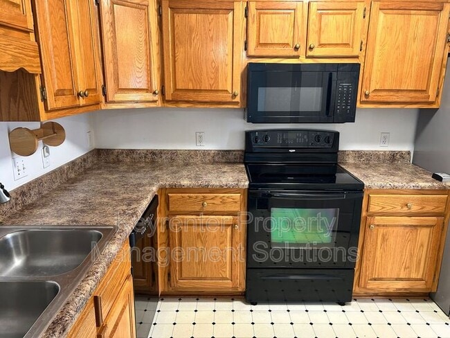 Building Photo - 2055 Hampton Dr