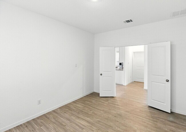 Building Photo - Beautiful 4 Bed, 3 Bath Home - Spacious & ...