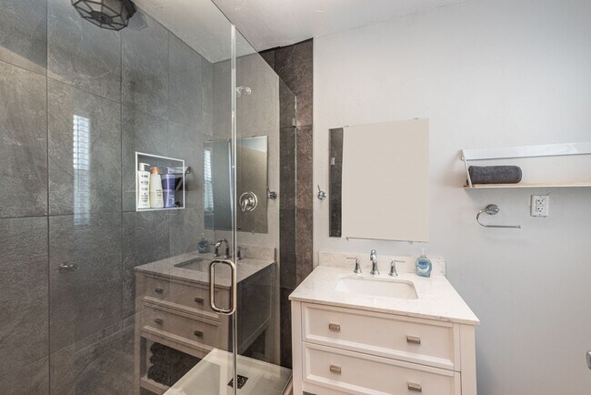 Building Photo - Charming 2 bedroom
