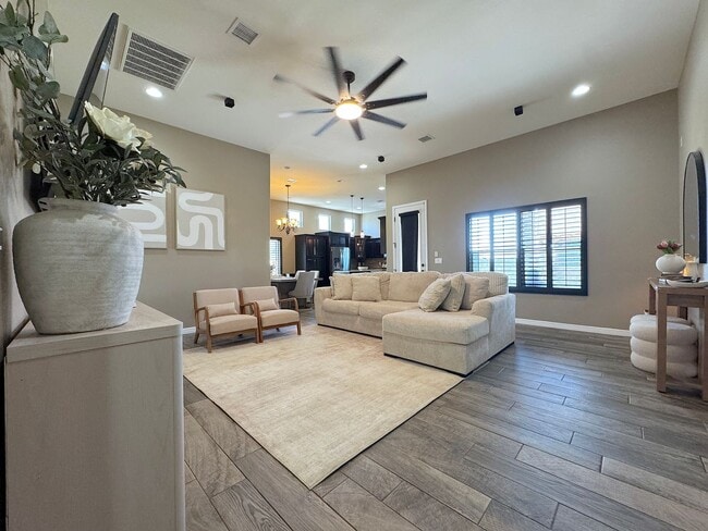 Building Photo - East El Paso 4bed/2bath Refrig A/C with Gorgeous Backyard!