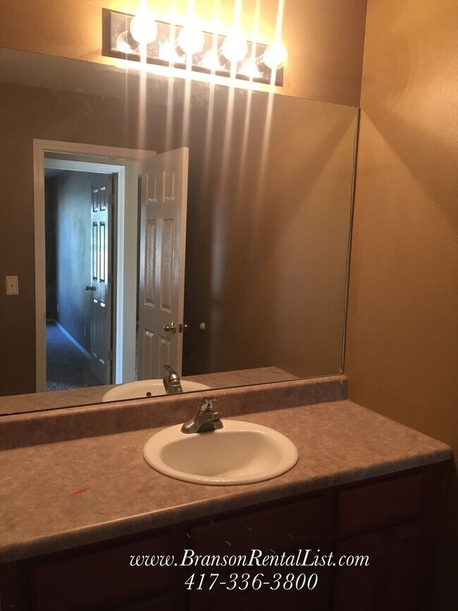 Building Photo - Large 5 Bedroom with lawn care and a commu...