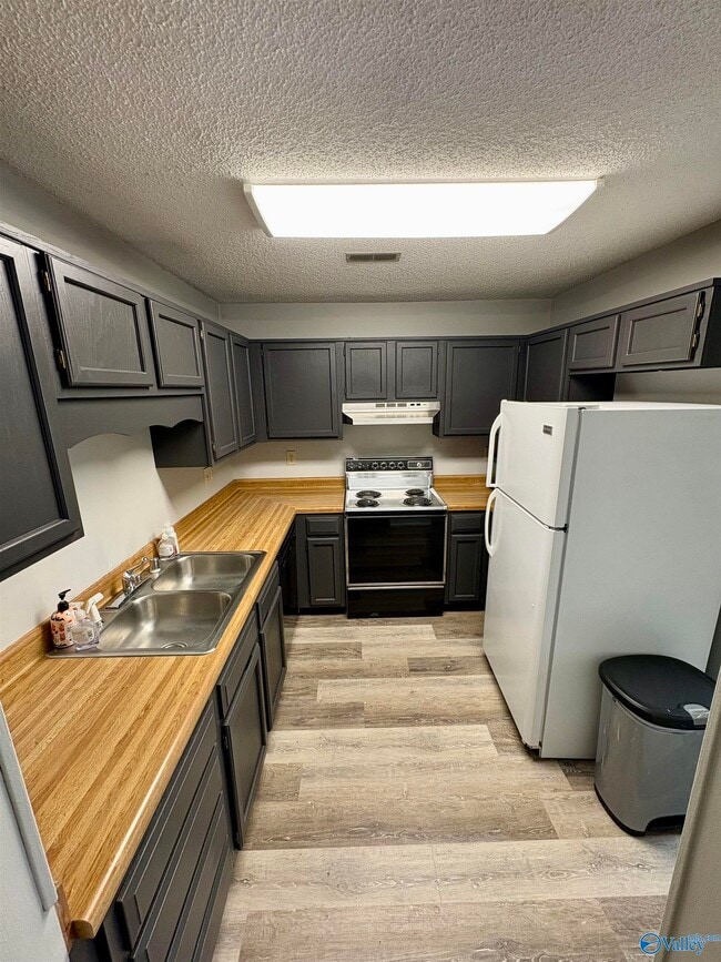 Building Photo - 317 Chateau Dr SW