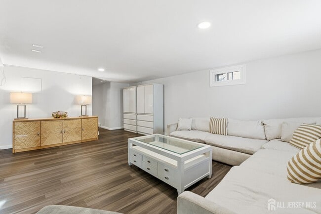 Building Photo - 219 Plainfield Rd