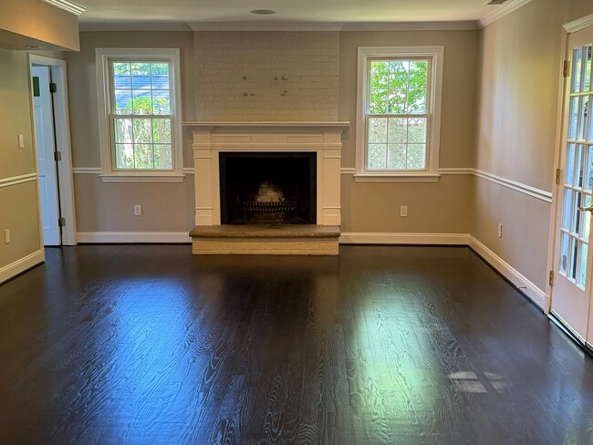 Building Photo - Stunning Home, Great Location, and More!