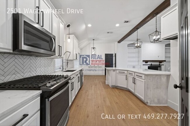 Building Photo - 2501 Wagonwheel Dr