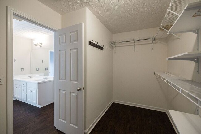 Building Photo - 453 Reba Ct