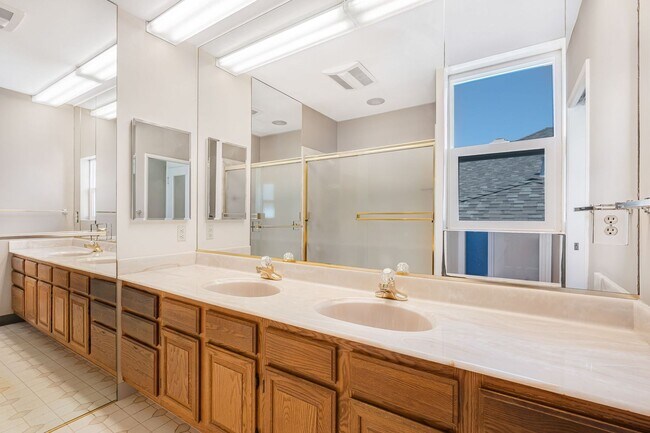 Building Photo - LAKESIDE HOUSE FOR RENT - $5,400