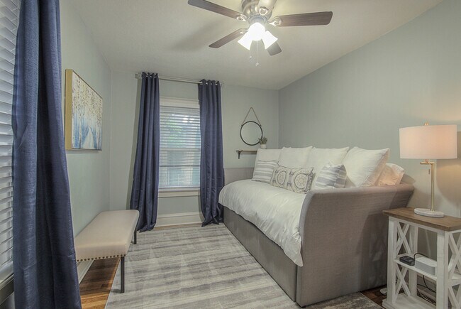 Building Photo - 1145 W 41st Terrace