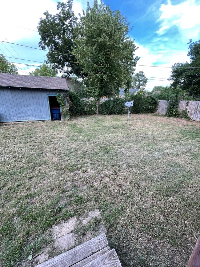 Building Photo - Cute two bedroom one bath (850 sf) home wi...