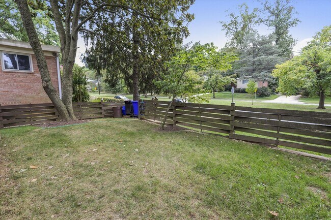 Building Photo - 3/3 Beautiful Contemporary Home in Greenwich Forest