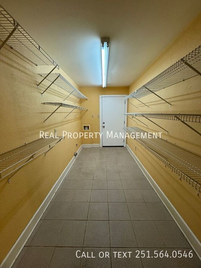 Building Photo - 1063 Midmoor Dr