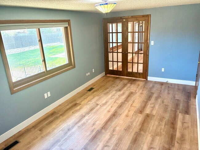 Building Photo - Beautiful open floorplan - 3 Bedroom/ 2 Bath - HUGE fenced backyard