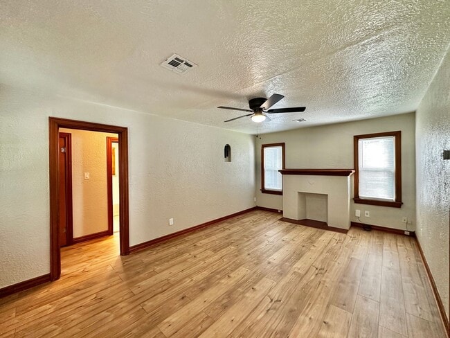 Building Photo - 3 Bedroom
