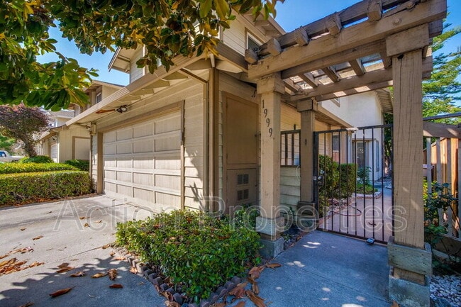 Building Photo - 1999 Garden Bing Cir