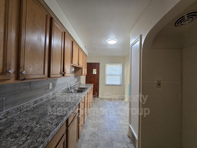 Building Photo - 15205 Maplewood Ave