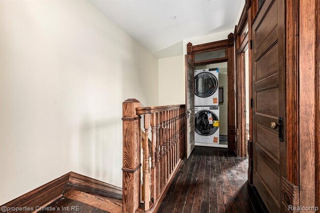 Building Photo - 701 W Canfield St