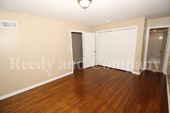 Building Photo - 5127 Kingswood Cir