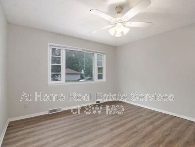 Building Photo - 2013 N Fairway Ave