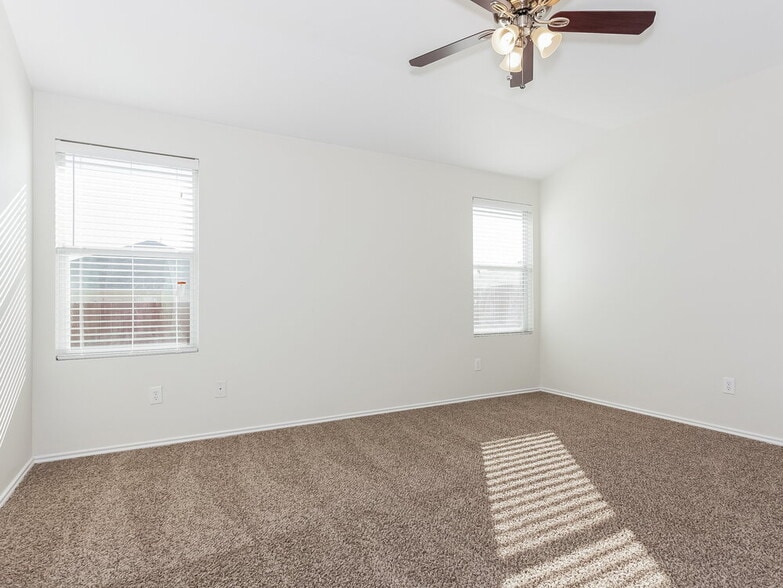 Building Photo - 506 Eisenhower Ln