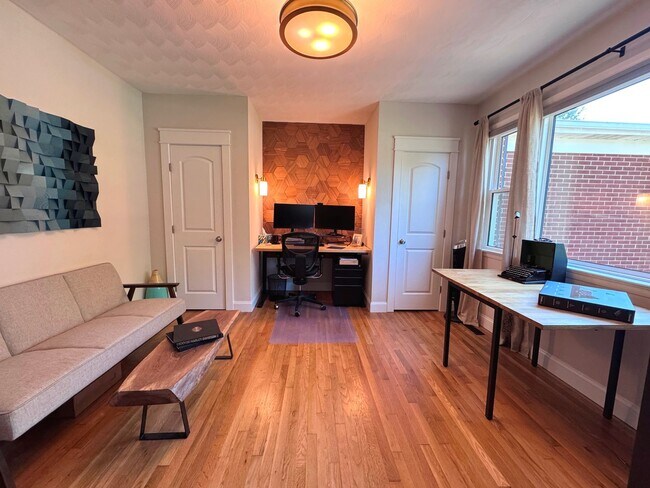Building Photo - Lakefront Great Neck Home! 4/2.5 brick ranch in lovely Southern Point